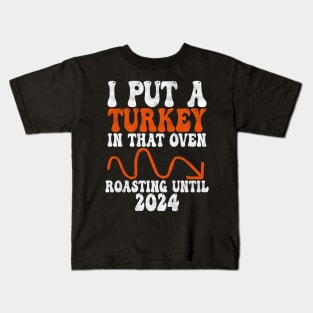 I Put A Turkey In That Oven Roasting untill 2024, funny Thanksgiving Pregnancy, gender reveal Kids T-Shirt